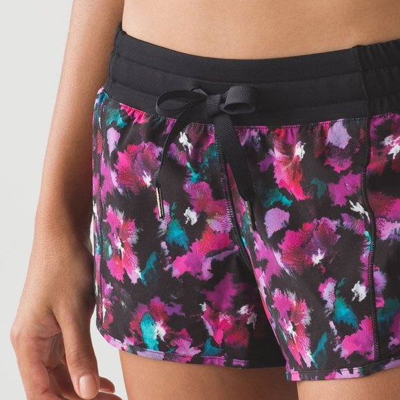 Lululemon Hotty Hot Short size 4  Fuschia / Black - Picture 3 of 11